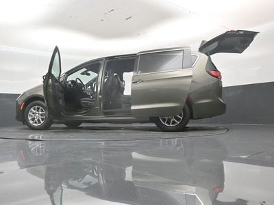 2027 Chrysler Pacifica Select