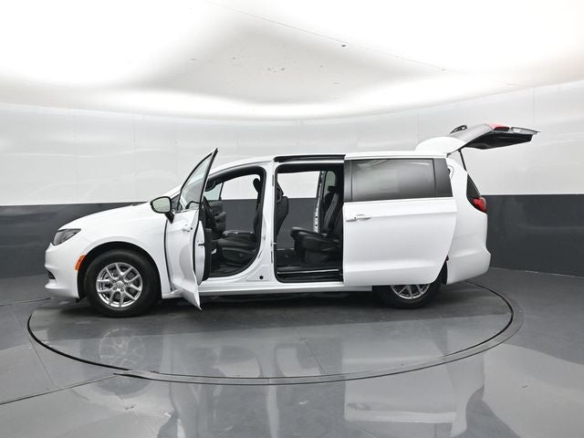 2026 Chrysler Voyager LX