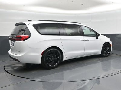 2027 Chrysler Pacifica Limited