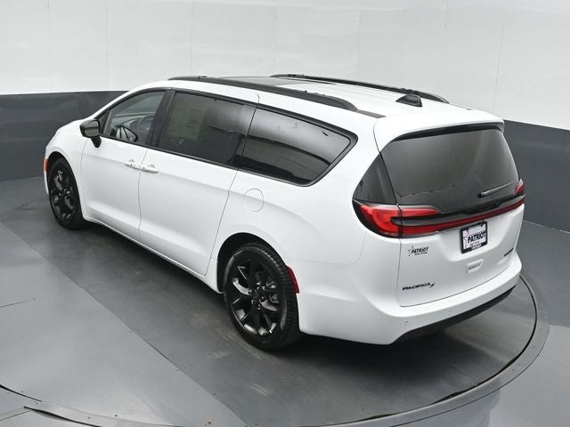 2027 Chrysler Pacifica Limited