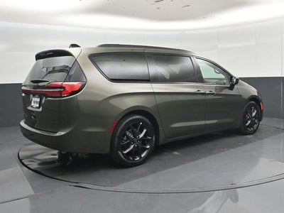 2027 Chrysler Pacifica Limited