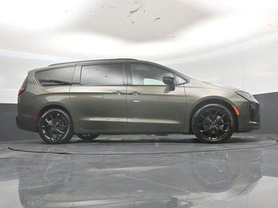 2027 Chrysler Pacifica Limited