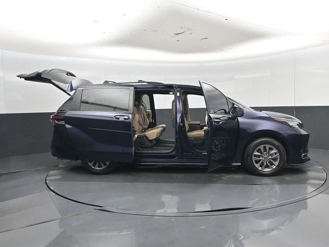 2023 Toyota Sienna XLE 8 Passenger