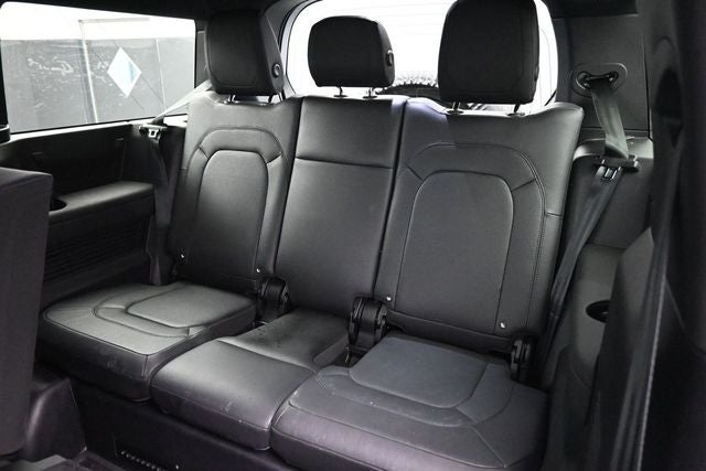 2024 Land Rover Defender 130 X-Dynamic SE