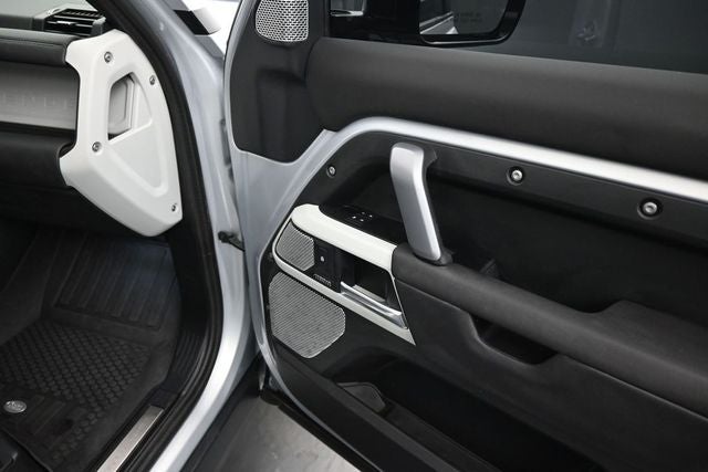 2024 Land Rover Defender 130 X-Dynamic SE