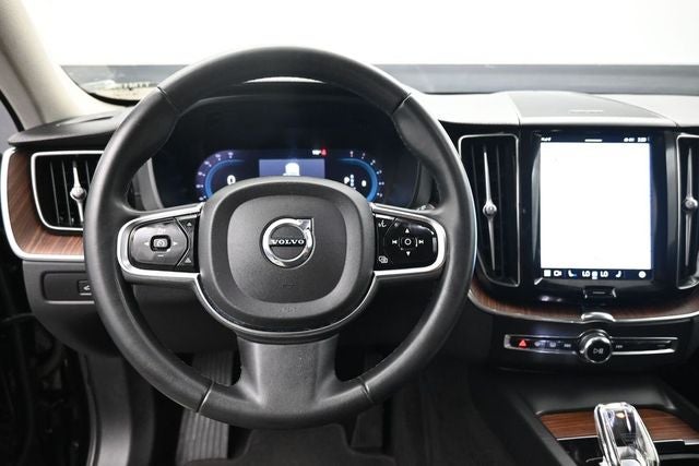 2023 Volvo XC60 B5 Ultimate Bright Theme