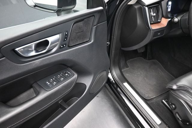 2023 Volvo XC60 B5 Ultimate Bright Theme