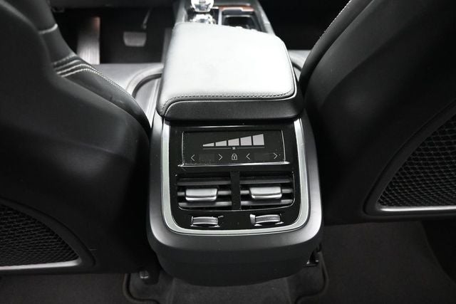 2023 Volvo XC60 B5 Ultimate Bright Theme