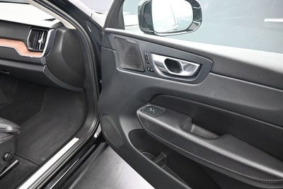 2023 Volvo XC60 B5 Ultimate Bright Theme