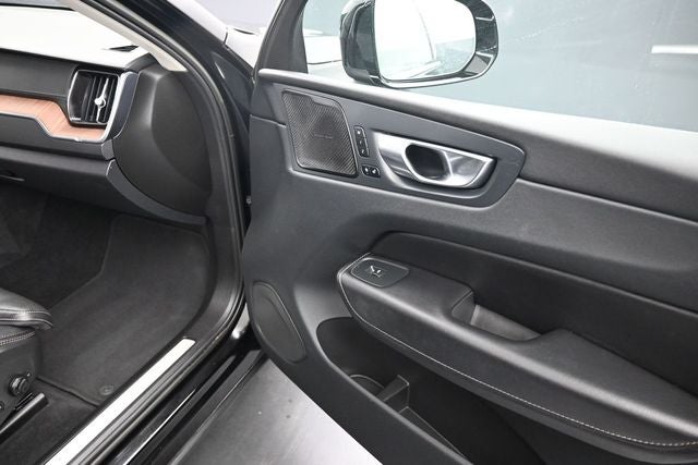 2023 Volvo XC60 B5 Ultimate Bright Theme