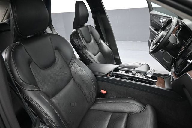 2023 Volvo XC60 B5 Ultimate Bright Theme