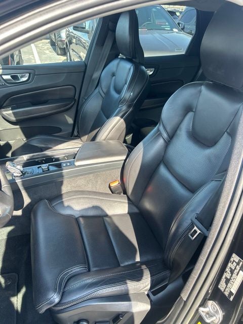 2023 Volvo XC60 B5 Ultimate Bright Theme