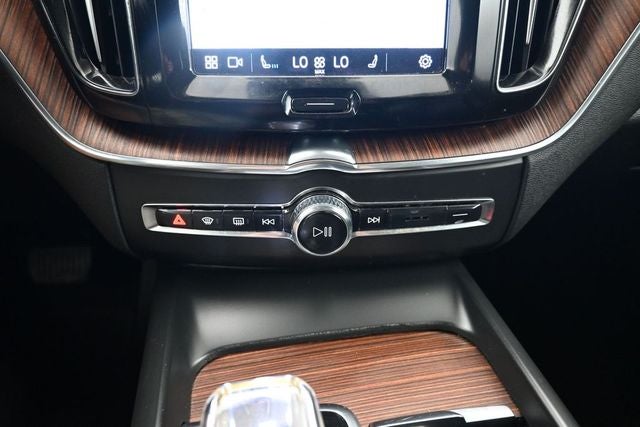 2023 Volvo XC60 B5 Ultimate Bright Theme