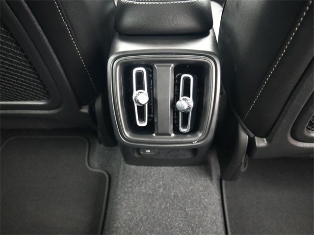 2024 Volvo XC40 B5 Plus Bright Theme