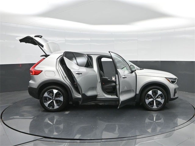 2024 Volvo XC40 B5 Plus Bright Theme