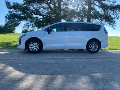 2027 Chrysler Pacifica Select
