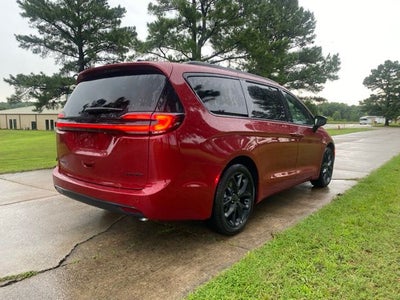 2027 Chrysler Pacifica Limited